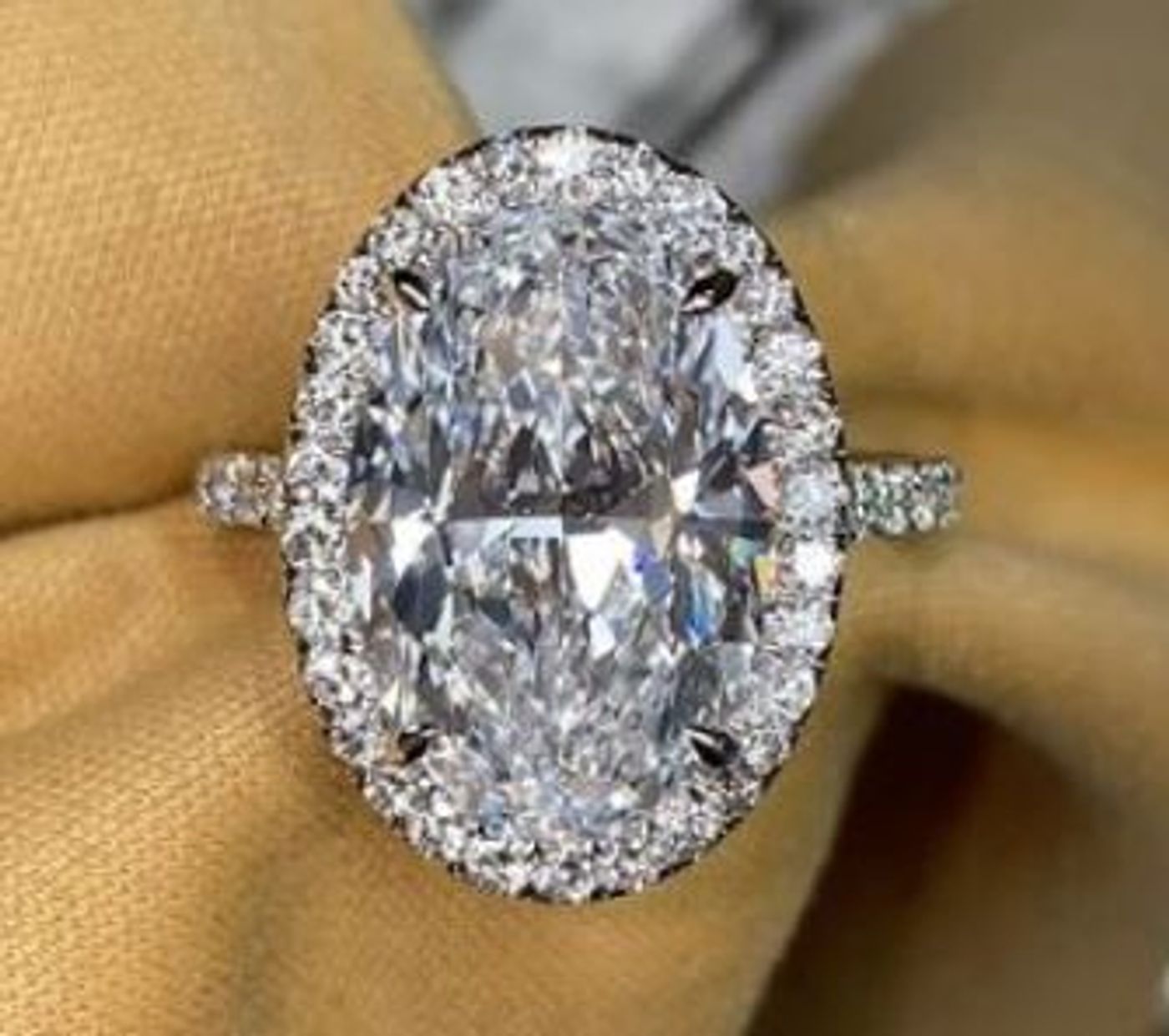 Oval diamond halo